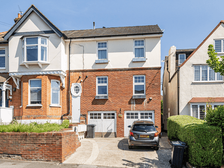 TWO DOUBLE BEDROOM FIRST FLOOR APARTMENT