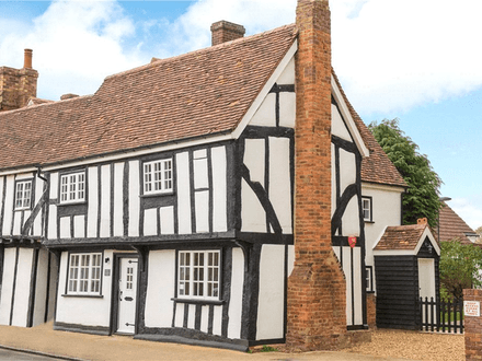 Grade II listed three bedroom end of terrace cottage.