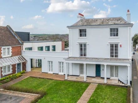 DETACHED PERIOD PROPERTY CLOSE TO CITY CENTRE