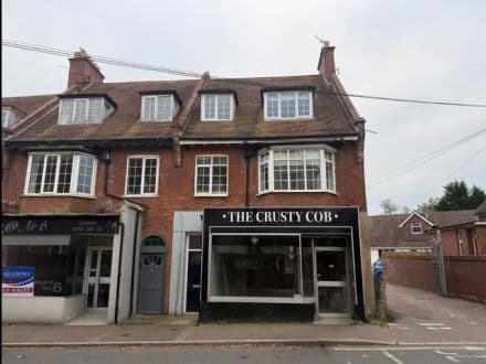 BEAUTIFULLY PRESENTED THREE/FOUR BEDROOM MAISONETTE