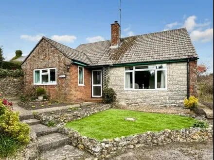 SPACIOUS THREE-BEDROOM BUNGALOW FOR MODERNISATION