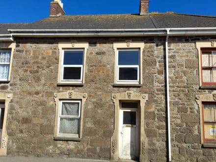 Mid terrace 3 bedroom cottage with garden
