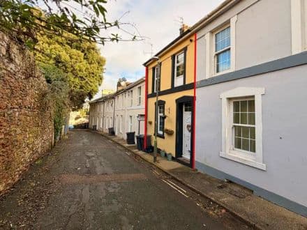 LOWER GROUND FLOOR FLAT IN NEED OF MODERNISATION